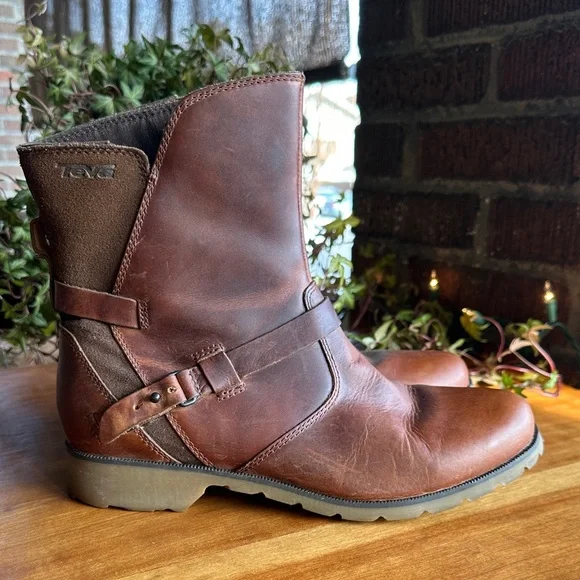 Teva Delavina waterproof tan leather upper casual/moto/outdoors low boot. Size 9 - Picture 2 of 11
